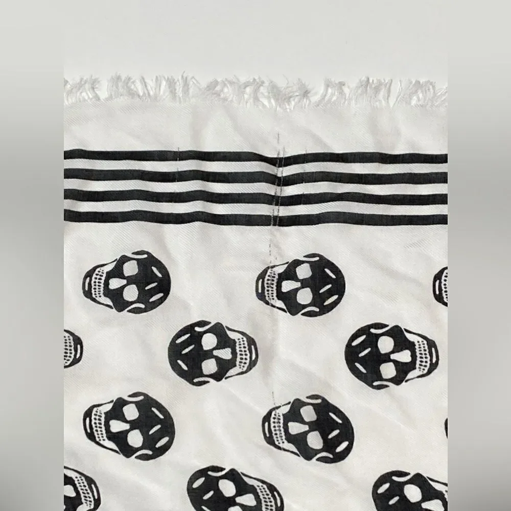 Alexander McQueen scarf in fabric with Skull print